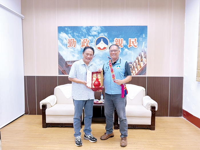 原住民族委員會主任委員曾智勇率領一級主管團隊,首度前往金門縣政府拜會副縣長李文良,並與在地原住民族人舉行座談。
(原民會提供)