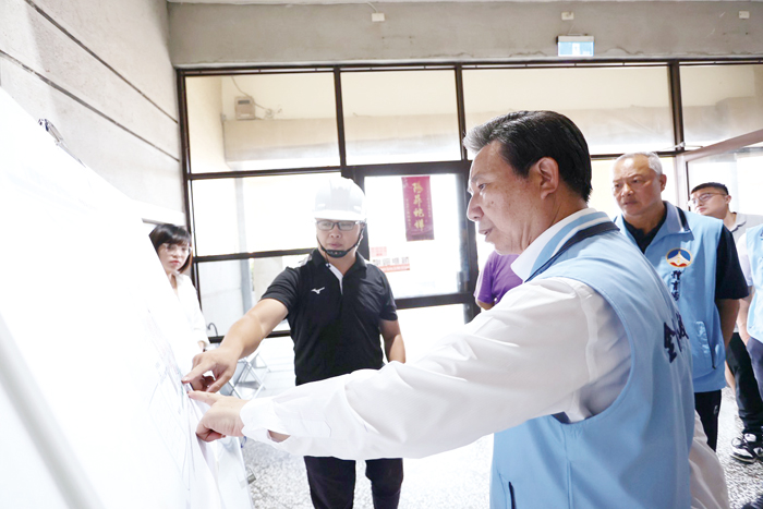 縣長陳福海率隊實勘金城體育館。(薛子軒攝)