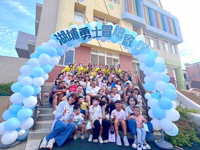 湖埔附幼快樂迎新,老師、家長溫馨陪伴孩子勇敢啟航校園生活。(湖埔國小提供)