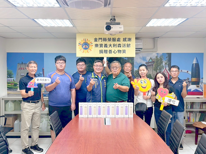 樂寶義大利森活館董事總經理張強生贈悶燒罐給榮民子女。(榮服處提供)