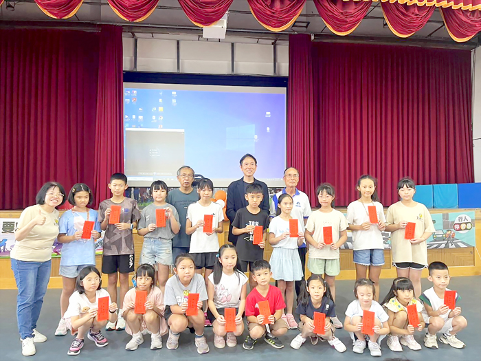 傑出校友林靜毅博士(圖中身材最高者)頒發首屆「德山明金獎學金」。 (金湖國小提供)