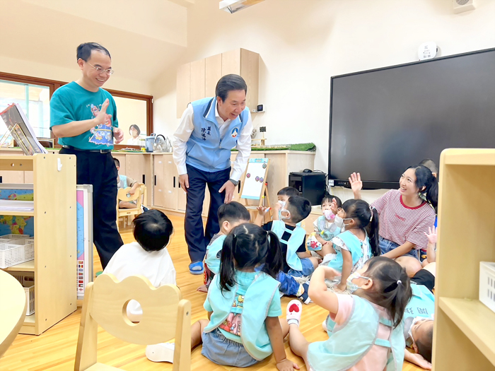 縣長陳福海親切與新生互動,送上開學祝福。(縣府提供)