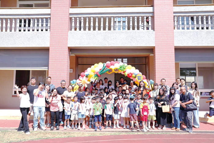 湖埔國小配合祖孫週舉辦迎新,校長曾秀玲、師生、家長合影。
(湖埔國小提供)
