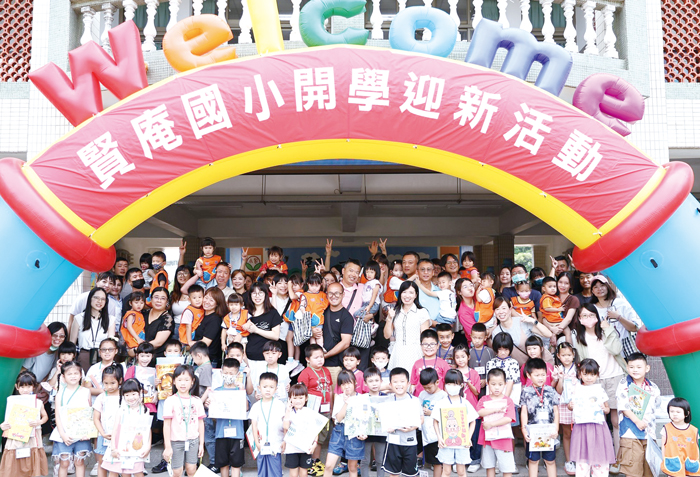 賢庵國小迎新大合影。(校方提供)