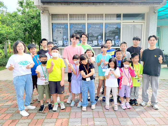 「小小AI達人體驗營」讓孩子們學習邏輯思考與編程技巧。(生命線協會提供)