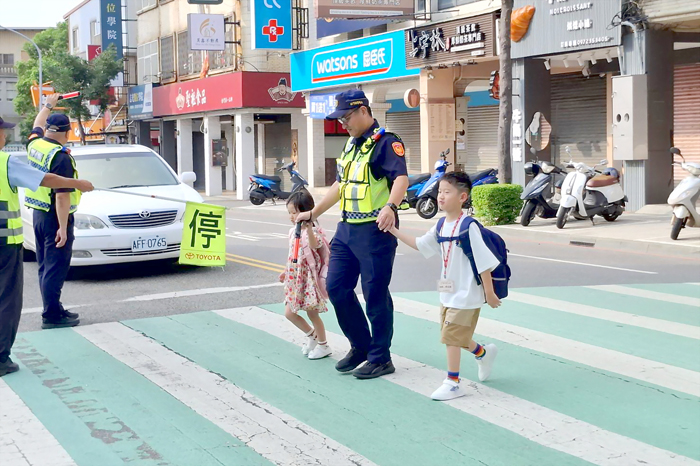 新學期開學,縣警察局金城及金湖分局於家長送學童上學的尖峰時段,結合轄區各級學校規劃「護童專案」勤務,協助導師、導護媽媽等志工,為守護學童上學安全,共同營造友善安全的就學環境。(縣警局提供)