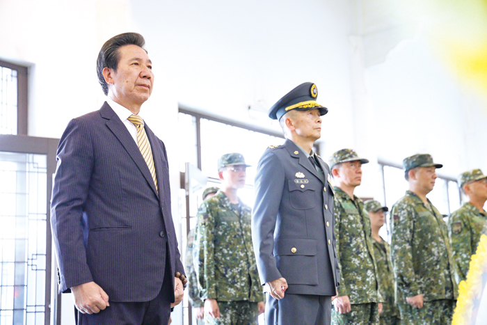 「秋祭革命先烈暨國軍陣亡將士祭典」昨(3)日舉行,由金門縣長陳福海與金防部指揮官黃先任共同主祭,向為國捐軀的烈士致上最深切的追思與崇高敬意。(薛子軒攝)