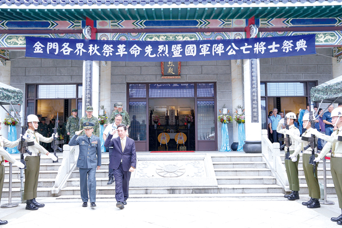 「秋祭革命先烈暨國軍陣亡將士祭典」昨(3)日舉行,由金門縣長陳福海與金防部指揮官黃先任共同主祭,向為國捐軀的烈士致上最深切的追思與崇高敬意。(薛子軒攝)
