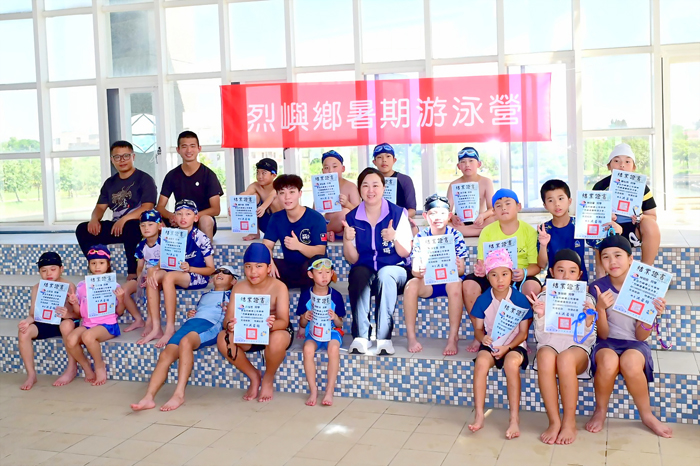 烈嶼鄉公所「暑期游泳營」結訓,鄉長洪若珊頒發結業證書,並合影。(烈嶼鄉公所提供)