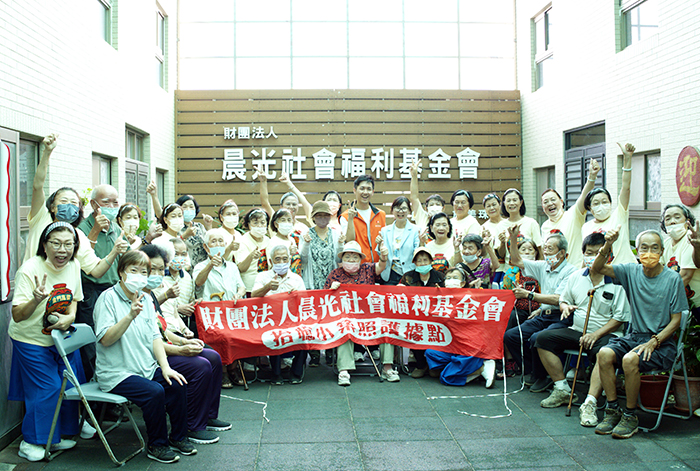 婦女會前進社福機構進行公益活動,參加者合影。
(晨光基金會提供)