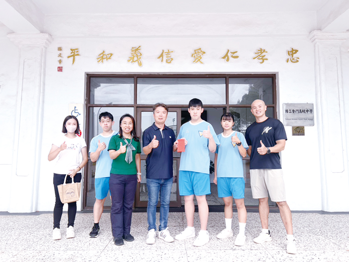 金門射擊代表隊赴台參賽,主委李光杏致贈選手程儀。(金門高中提供)