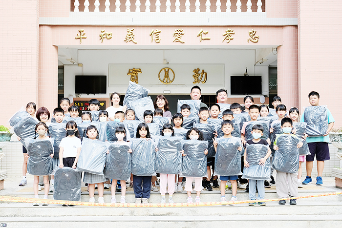 金鼎國小家長會委員董克傑捐贈扯鈴背包。
(校方提供)
