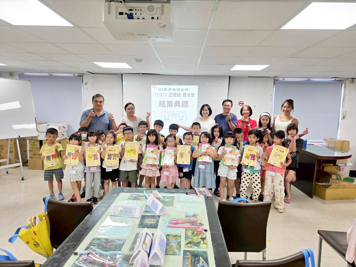 金城鎮公所開辦正音班課程,小學員們從遊戲中學習注音符號,進而銜接小學課程,培養閱讀的樂趣。(許峻魁攝)