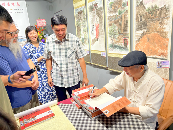 「吳鼎仁2025彩墨畫展」在文化局熱鬧開幕,吳鼎仁現場簽名畫集、互動交流。(許加泰攝)