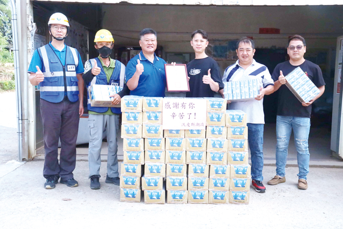 「沃皮斯潮流」捐贈清潔隊物資,鄉長楊忠俊(左三)致贈感謝狀。(公所提供)