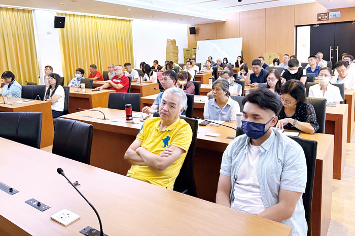 縣府舉辦「讓AI成為您的神隊友(主管班)」研習課程,參與主管認真學習,快速掌握AI應用精髓。(縣府提供)