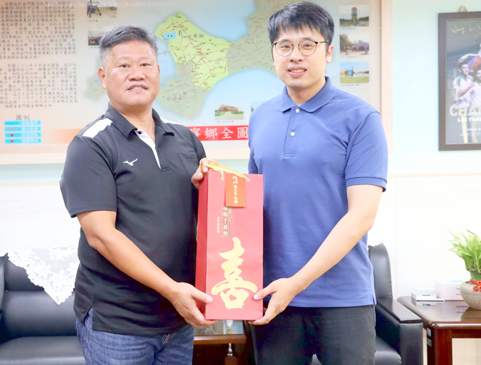 金寧鄉長喜迎謝惠翔醫師（右）加入金寧衛生所。（公所提供）