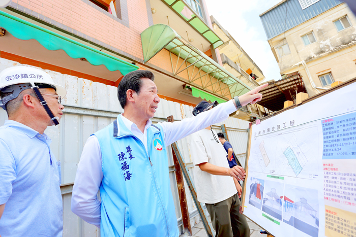 縣長陳福海率縣府團隊實地會勘沙美市場改建工程。(薛子軒攝)