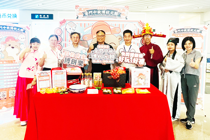 金門中秋博狀元餅活動由副縣長李文良率隊登陸廈門五通碼頭舉辦快閃博餅體驗。(縣府提供)