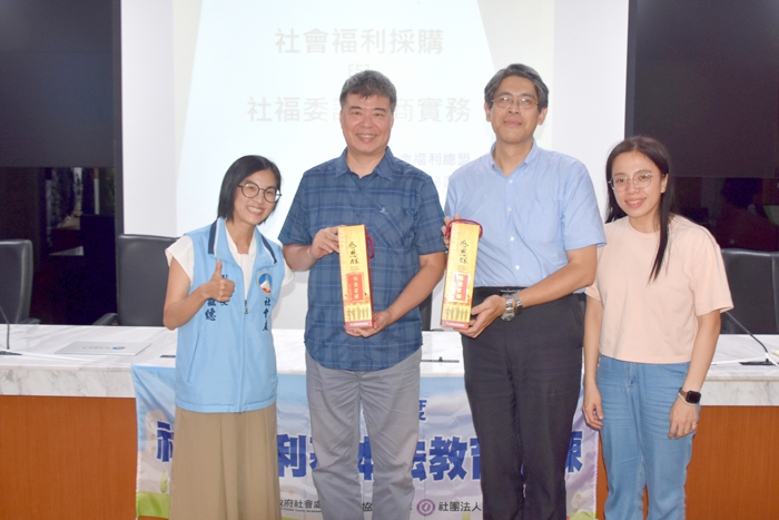 縣府舉辦社會福利基本法教育訓練，社會處長王茲繐代表縣長陳福海，致贈兩位講師感恩釀。（莊煥寧攝）