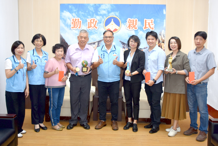 副縣長李文良接見榮獲全國「教育奉獻獎」的王添泉校長、榮獲「師鐸獎」的蘇詠晴老師與李蕙萍老師，並致贈程儀。（莊煥寧攝）