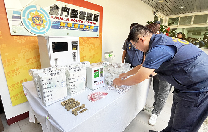 縣警局刑事警察大隊與金城分局查獲一家以「○○麻將棋牌發展協會」為名的地下賭場，圖為警方查扣的大批賭具與不法所得。（莊煥寧攝）