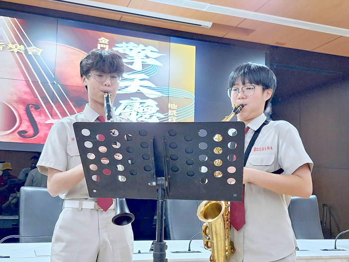 薩克斯風手黃沛媛（右）與單簧管手黃宏濬（左）共同於擎天廳演出。（蔡麗玉攝）
