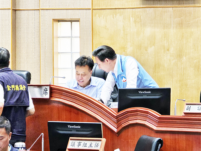 縣議會召開第八屆第十二次臨時會議，縣長、議長熱絡互動。（許峻魁攝）