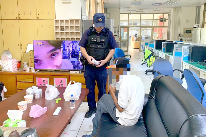 員警協助行動不便的八旬老翁返家。（金城分局提供）