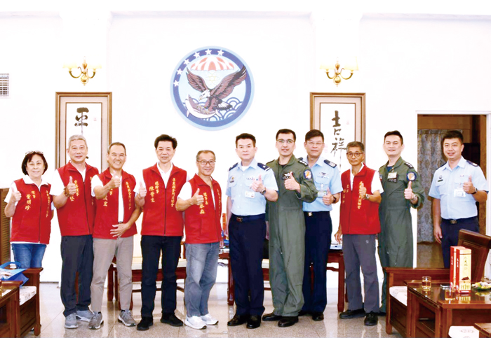 屏東市金門同鄉會理事長楊恭淼等一行人拜訪空軍基地。(該會提供)