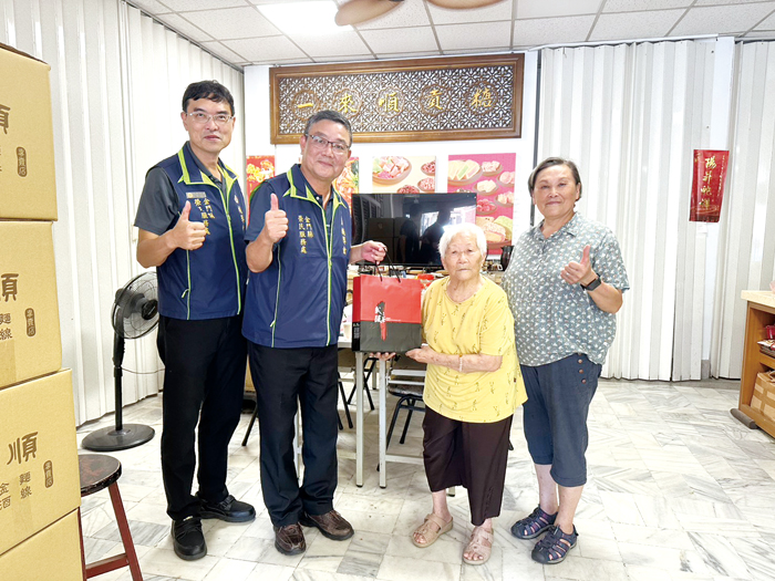 金門縣榮民服務處拜訪地區創業有成的榮民企業，透過經驗交流及分享，瞭解兩企業創業歷程及成果。（金門縣榮民服務處提供）