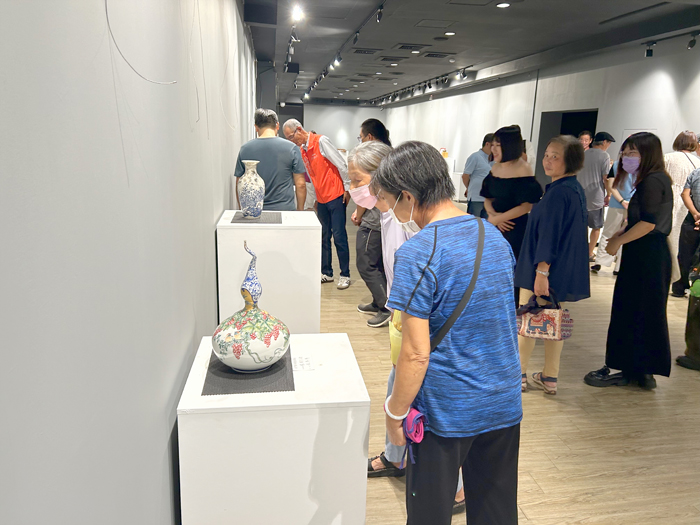 民眾親身感受陶藝之美。（許加泰攝）