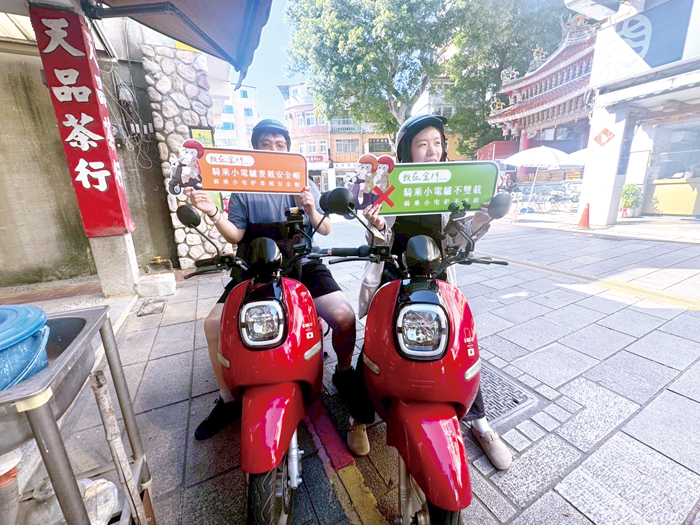 金門縣政府聯合警方針對觀光客違規騎乘電動車的情形展開稽查,加強安全教育。(觀光處提供)