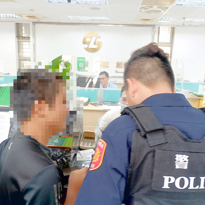 李姓民眾在網路平台購買中古車準備匯款，幸好銀行專員及時發現異常，通報警方介入，避免遭詐騙損失。（金城分局提供）