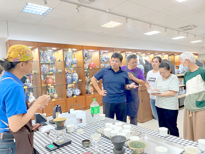 「圭窯新彩燒」的陳威恩老師,帶來一場別具特色的咖啡與陶藝的對話體驗活動。(陶瓷廠提供)
