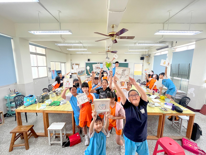 「膠彩秘境：金門的土地與故事」藝術教育工作坊在中正國小五、六年級美術班登場，駐縣藝術家謝綺文帶領學童體驗一場與土地深度對話的藝術之旅。（文化局提供）