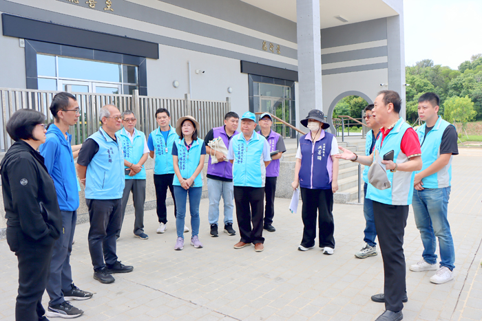 烈嶼鄉民代表關心烈嶼生命紀念園區設施。
（烈嶼鄉代會提供）