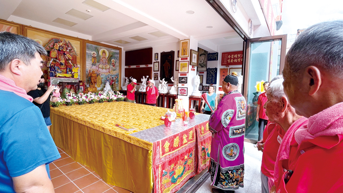 沙美普渡昨（農曆七月二十五）日迎大士，熱熱鬧鬧遶行沙美各甲後，由道士主持於普渡棚內安座，揭開今年沙美普渡序曲。（陳麗妤攝）