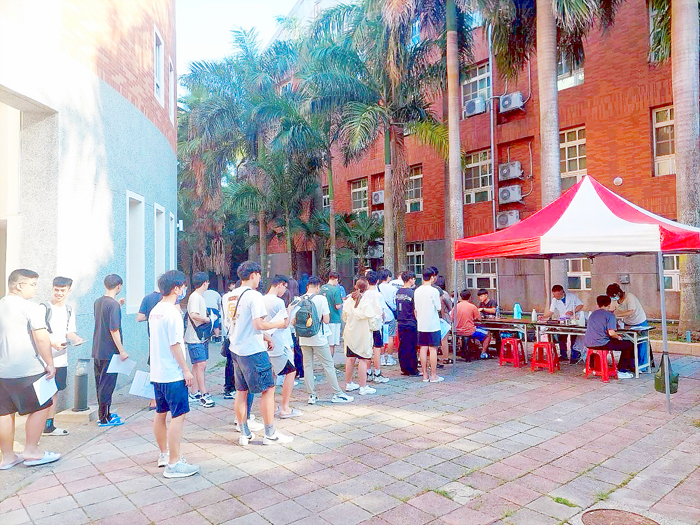 金門大學統一安排新生在校體驗，新生排隊接受體檢。
（金大提供）