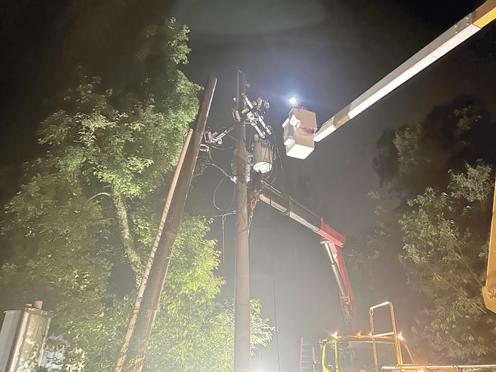 台電人員搶修復電。(台電金門區處提供)