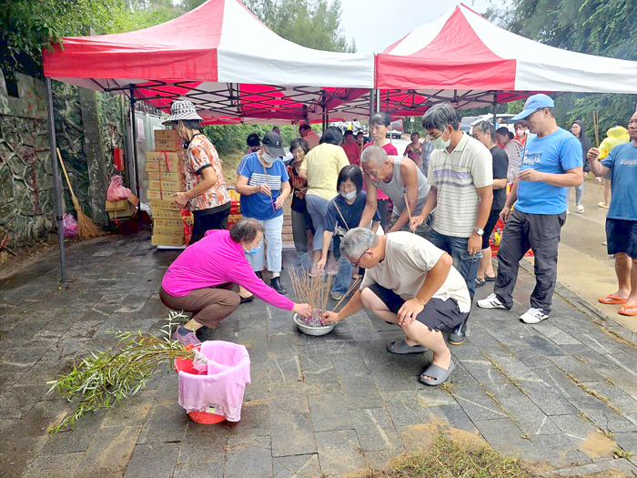 古崗聚落村民在大垵海岸舉行海祭。（許峻魁攝）