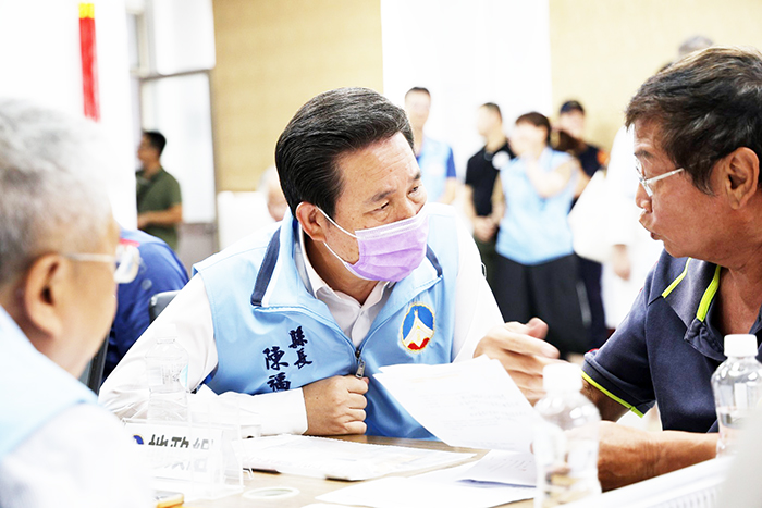「縣長與鄉親有約」活動中，縣長陳福海率領縣府一級主管團隊與鄉親面對面交流，仔細聽取建言與受理陳情。（縣府提供）