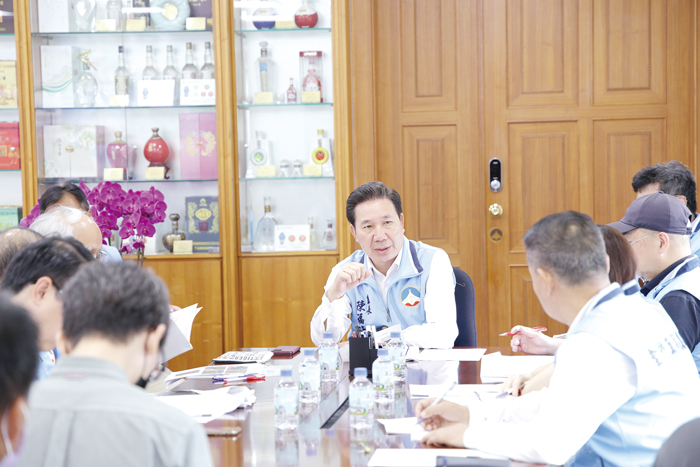 金門縣長陳福海召開會議,討論0-6歲幼兒教育環境支持設施、公共空間及遊具設置,以及周邊環境與景觀改善等議題。(薛子軒攝)