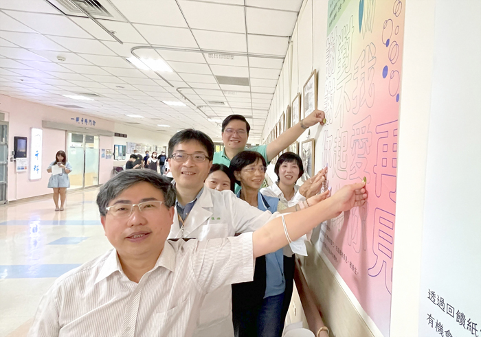 「光影詩篇：擁抱生命的禮物」攝影X生命詩創作比賽成果展於金門醫院登場，現場並設有「互動留言牆」，歡迎各界踴躍前往參觀、寫下真摯祝福。（陳麗妤攝）