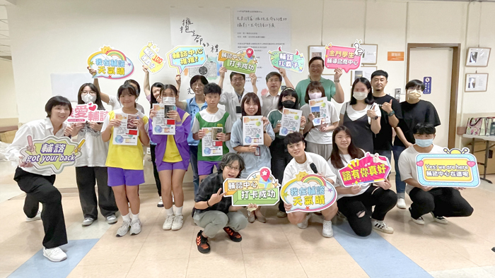 「光影詩篇：擁抱生命的禮物」攝影X生命詩創作比賽成果展於金門醫院登場，現場並設有「互動留言牆」，歡迎各界踴躍前往參觀、寫下真摯祝福。（陳麗妤攝）