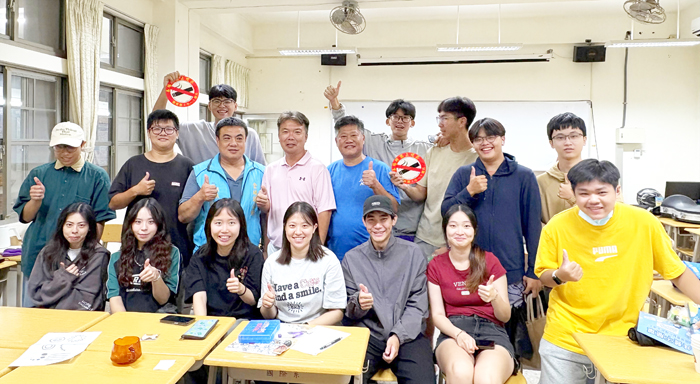 金門大學舉辦「114學年度社團博覽會-社團青春季」,金寧鄉長楊忠俊、金城鎮長李誠智等也到會場與學生互動。(金大提供)