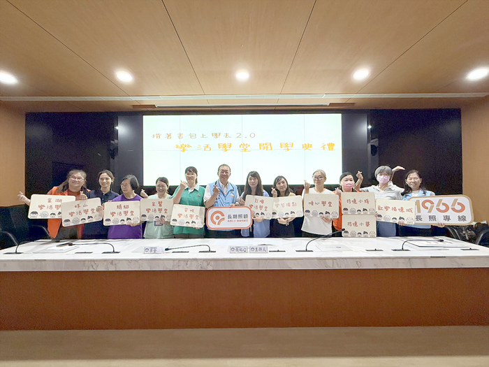 金門縣衛生局23日在縣府新聞發佈室舉辦「背著書包上學去樂活學堂2.0」開學典禮。（陳冠霖攝）