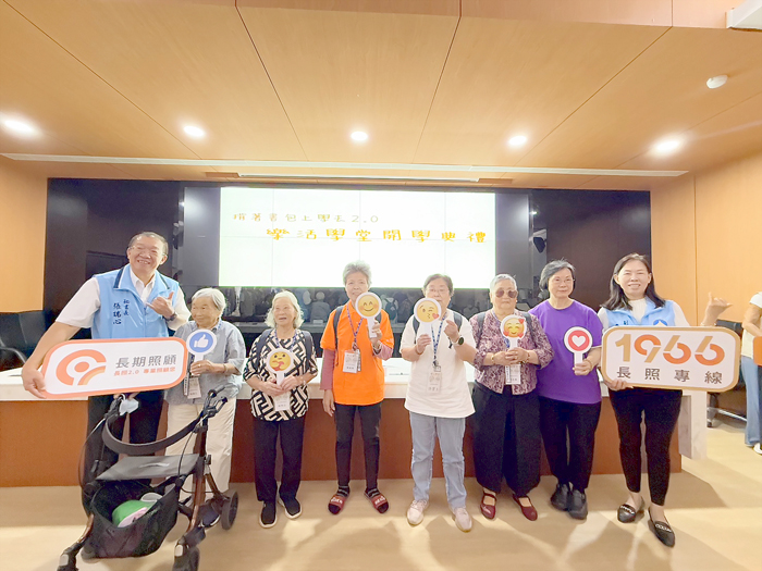 金門縣衛生局23日在縣府新聞發佈室舉辦「背著書包上學去樂活學堂2.0」開學典禮。（陳冠霖攝）