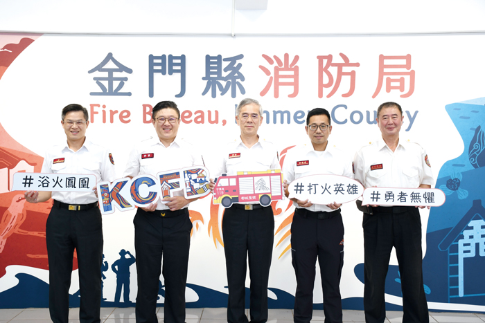 內政部消防署公布114年度「鳳凰獎」得主名單，金門縣消防局金湖分隊隊員黃志中（右二）及義消金東救生分隊幹事黃逸祥（左二）分別榮膺消防楷模與義消楷模殊榮。（消防局提供）
