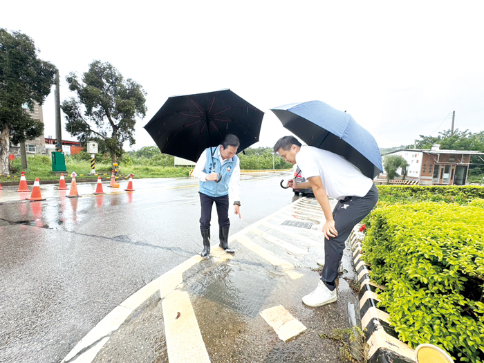 縣長陳福海前往淹水區域實地勘查。（縣府提供）